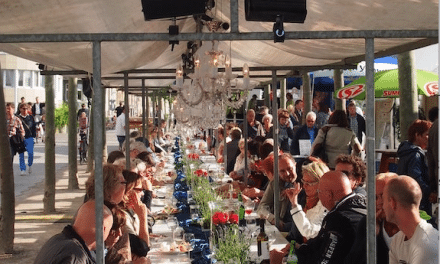 Die Lange Tafel 2017 Rheinuferpromenade Düsseldorfer Altstadt Burgplatz – Alter&nbsp;Hafen