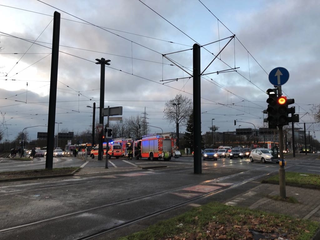 Eintreffen der Feuerwehr am Werstener Kreuz Foto: LOKALBÜRO Eintreffen der Feuerwehr am Werstener Kreuz Foto: LOKALBÜRO
