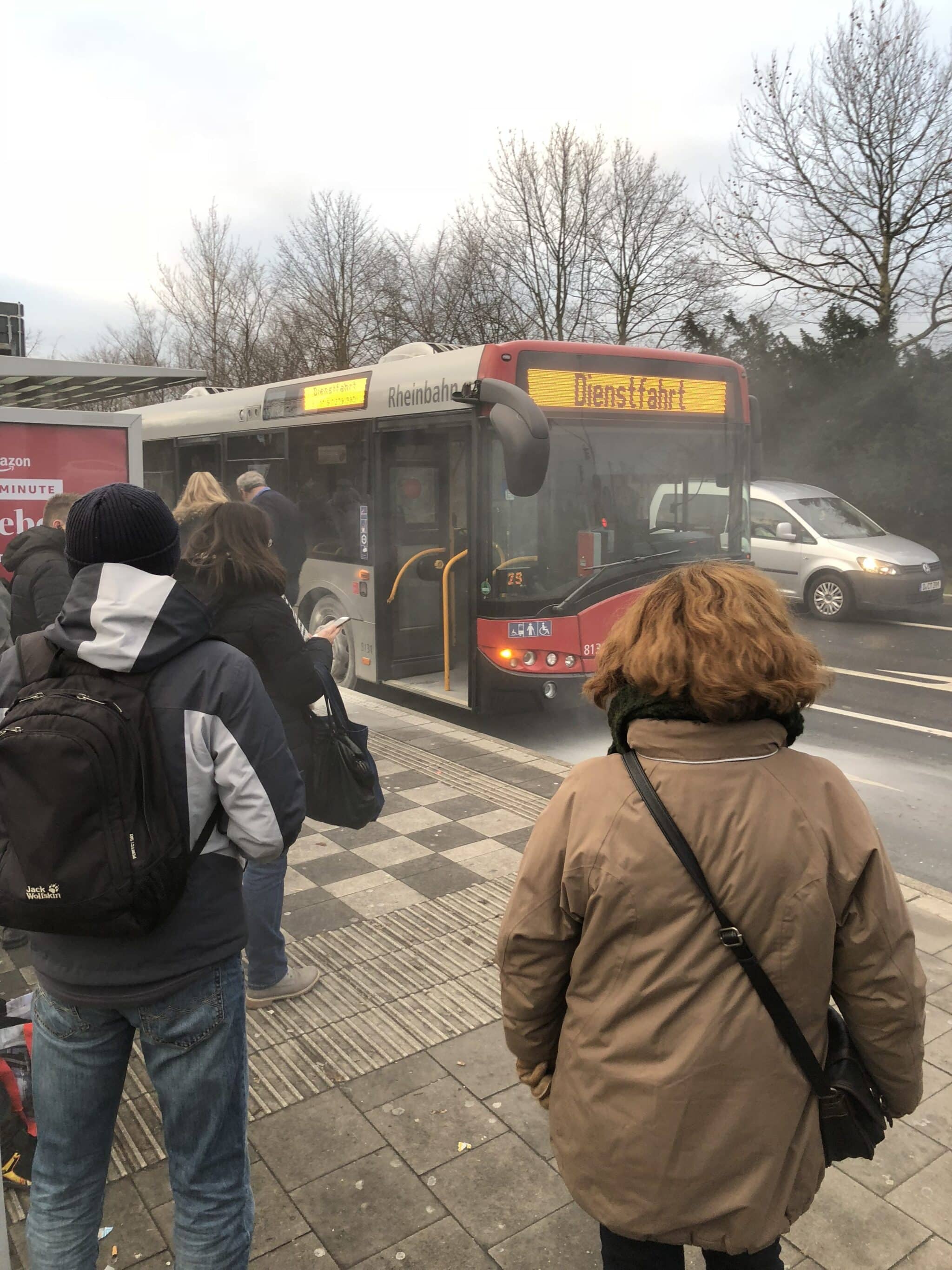 Brennender Bus an der Haltestelle Foto: LOKALBÜRO