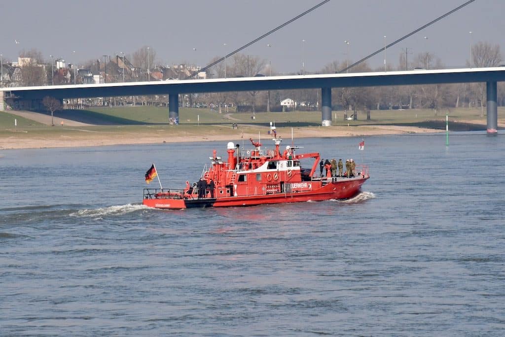 Feuerwehrschiff auf dem Rhein © Lokalbüro