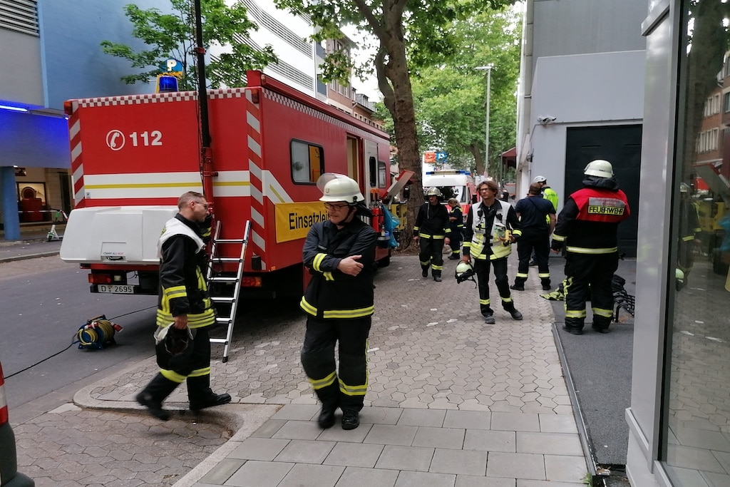 Einsatzkräfte von Feuerwehr, Polizei und THW Foto: LOKALBÜRO
