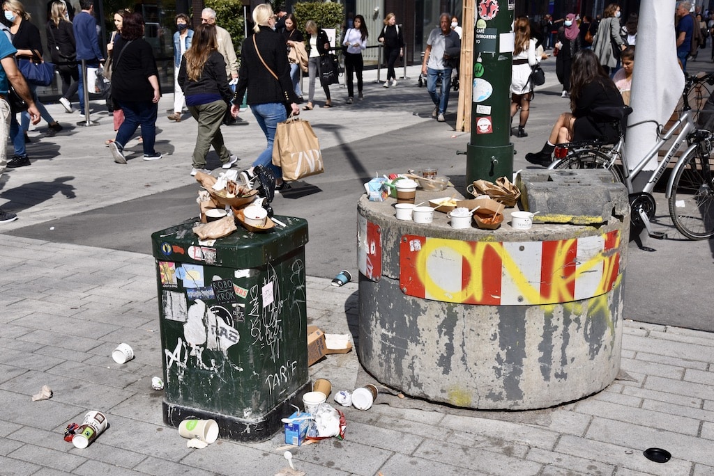 Müll verursacht durch die Eröffnung Foto:LOKASLBÜRO Müll verursacht durch die Eröffnung Foto:LOKASLBÜRO