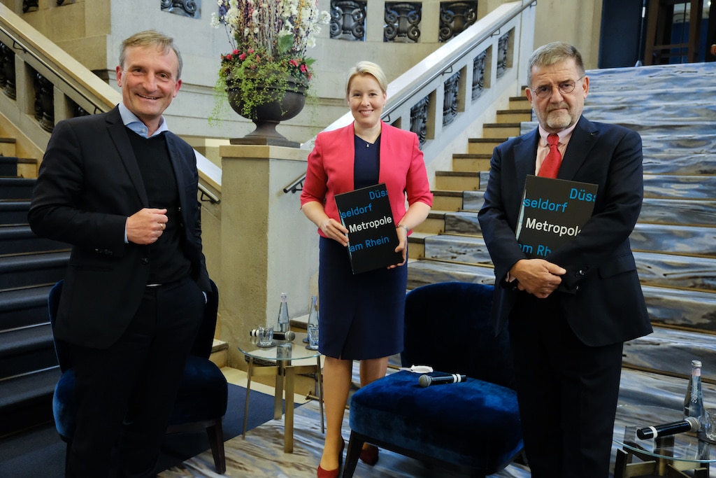 Oberbürgermeister Thomas Geisel, Dr. Franziska Giffey (Bundesministerin für Familie) und Prof. Dr. Dr. Brun-Hagen Hennerkes, Ehrenvorsitzender der Stiftungen Familienunternehmen. Foto: SPD Düsseldorf Oberbürgermeister Thomas Geisel, Dr. Franziska Giffey (Bundesministerin für Familie) und Prof. Dr. Dr. Brun-Hagen Hennerkes, Ehrenvorsitzender der Stiftungen Familienunternehmen. Foto: SPD Düsseldorf