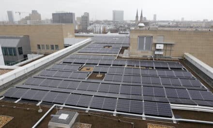 Solaranlage auf dem Dach des Gebäudes am Konrad-Adenauer-Platz 1