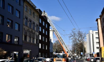 Eisplatten und Eiszapfen stürzten auf Gehwege