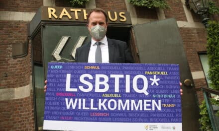 Beflaggung des Rathauses anlässlich Fahrrad-CSD und IDAHOBIT