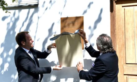 Zwei Tafeln erinnern an&nbsp;Beuys