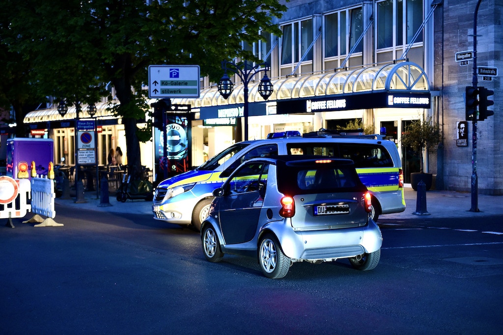 Polizei sperrt die KÖ erneut nachdem die Sperrbalken entfernt wurden Foto: LOKALBÜRO
