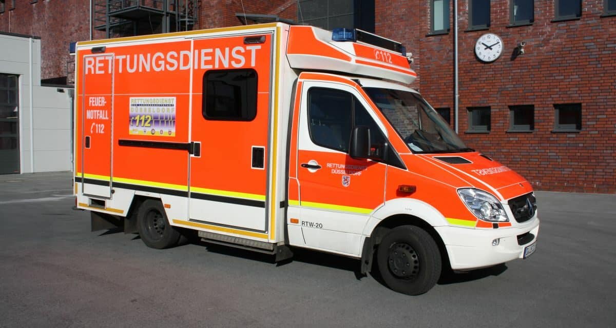 Schwerer Unfall im Kreisverkehr: Fahrradfahrer von Auto erfasst