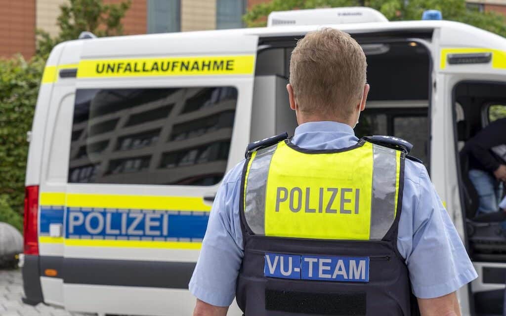 Schwerer Verkehrsunfall in Düsseldorf-Eller: Motorradfahrerin bei Kollision mit Pkw schwer verletzt