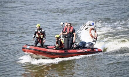 Havariertes Sportboot auf dem&nbsp;Rhein