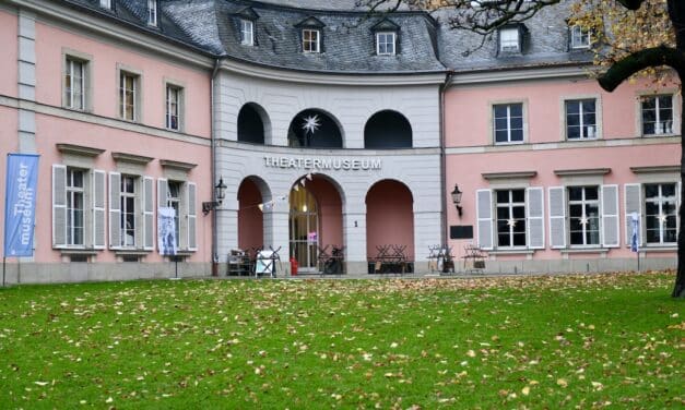 Theatermuseum verwandelt Foyer in “Millennium Palace”