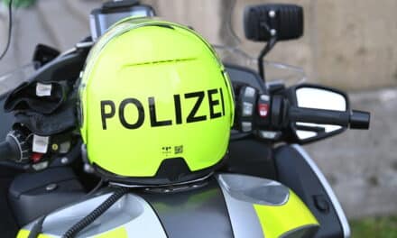 Raub in Restaurant in Stadtmitte – Unbekannter überfällt Mitarbeiter und entwendet Bargeld – Polizei bittet um Zeugenhinweise