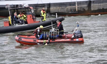 Rettungstaucher-Lehrgang der Feuerwehr simuliert Personenrettung im&nbsp;Rhein