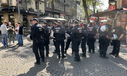 Halloween in der Altstadt: Hohe Polizeipräsenz und Pyrotechnik, aber keine schweren Vorkommnisse