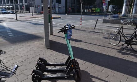Jugendlicher stürzt mit E‑Scooter – Polizei sucht Zeugen