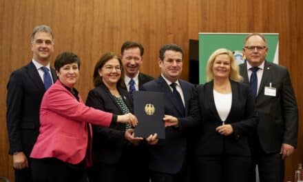 Innenministerin Faeser, Arbeitsminister Heil und Stadtdirektor Hintzsche unterzeichnen Menschenrechtserklärung für die UEFA EURO&nbsp;2024