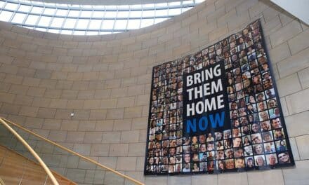 Großplakat im Landtag zeigt israelische Geiseln der&nbsp;Hamas