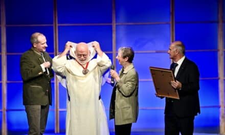 Pater Wolfgang Sieffert erhält die Karl-Klinzing-Plakette von den Mostertpöttches im Theater an der&nbsp;Kö