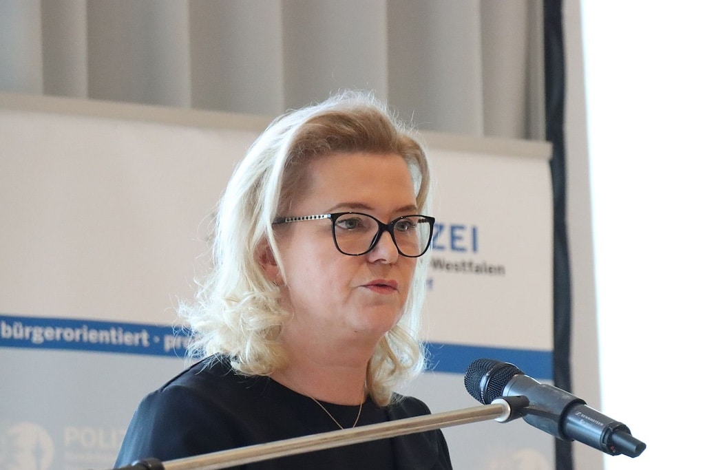 Archivbild Polizeipräsidentin Brauns bei einer Pressekonferenz © Lokalbüro