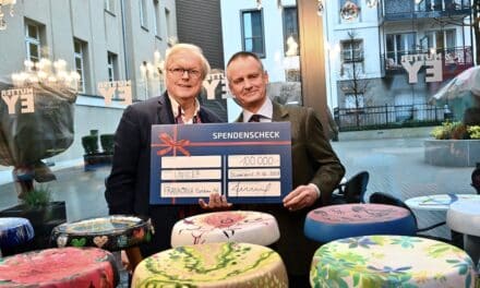 Kunststühle für UNICEF versteigert: 100.000 Euro für UNICEF-Projekt “Ukraine-Hilfe für notleidende Kinder”