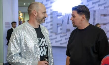 “Enthüllt: Tim Mälzer als kreativer Künstler Gedeon Schenkt im NRW-Forum – Gewinnerin der Identitäts-Rätsel steht&nbsp;fest!”