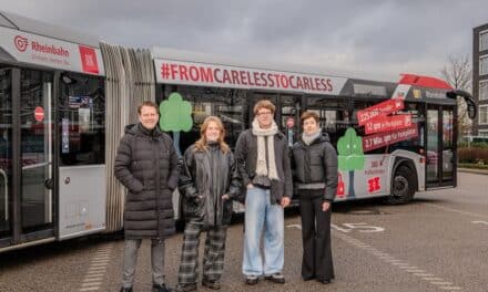Von Studierenden der AMD gestalteter Bus geht an den&nbsp;Start