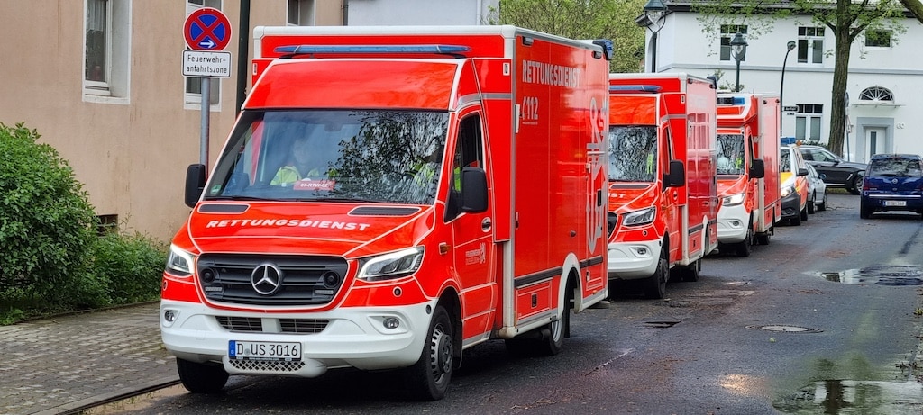 Golzheim: Schwerer Verkehrsunfall – Zwei Schwerverletzte, Lange Sperrungen und Verkehrsbehinderungen