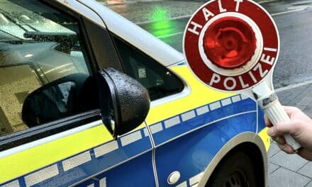 Verfolgungsfahrt in Golzheim endet mit Verkehrsunfall – Eine Person leicht verletzt