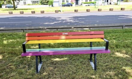 Zeichen für Toleranz und Vielfalt: Regenbogenbänke schmücken während der EM den Weg zur&nbsp;Arena