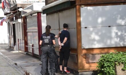 Altstadt — Fußstreife nimmt Antänzer fest