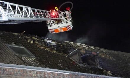 Brand in Einfamilienhaus in Ludenberg – Gebäude wird wegen Einsturzgefahr von außen gelöscht