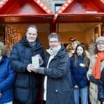 Weihnachtshütte für das Ehrenamt kehrt auf den Marktplatz zurück
