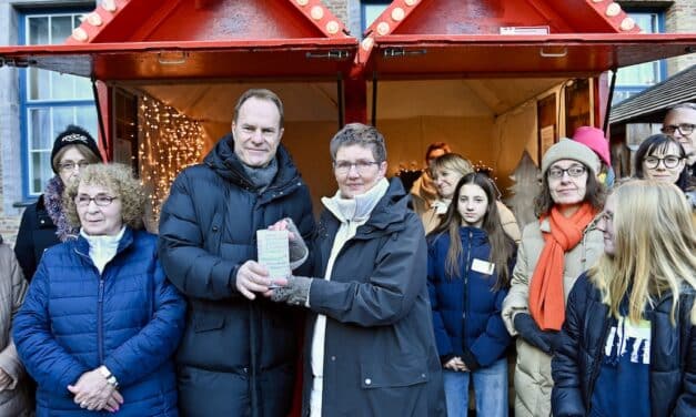 Weihnachtshütte für das Ehrenamt kehrt auf den Marktplatz zurück