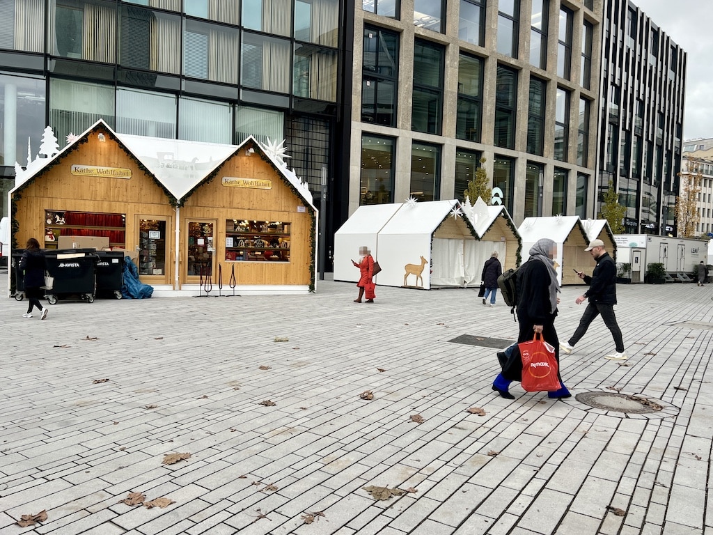 Weihnachtsmarkthütten am Joachim-Erwin-Platz © Lokalbüro Weihnachtsmarkthütten am Joachim-Erwin-Platz © Lokalbüro