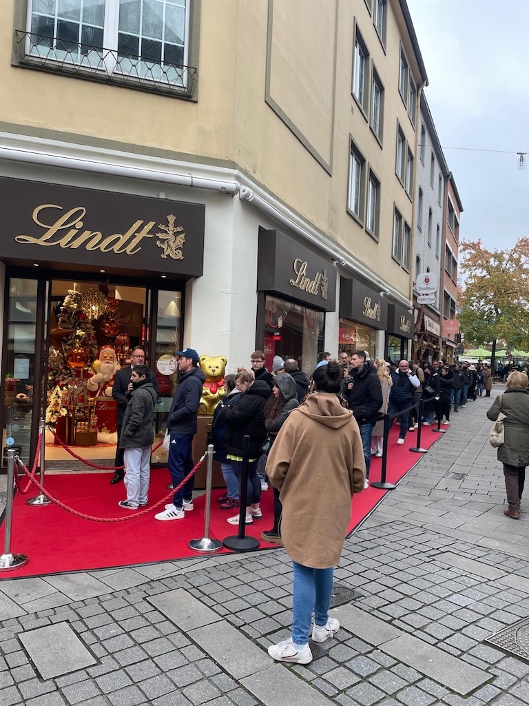 Anstehen für eine Tafel Dubai Schokolade © Lokalbüro Anstehen für eine Tafel Dubai Schokolade © Lokalbüro