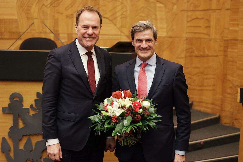 Oberbürgermeister Dr. Stephan Keller (l.) gratuliert Christian Zaum zu seiner Wiederwahl als Beigeordneter,(c)Landeshauptstadt Düsseldorf/David Young Oberbürgermeister Dr. Stephan Keller (l.) gratuliert Christian Zaum zu seiner Wiederwahl als Beigeordneter,(c)Landeshauptstadt Düsseldorf/David Young<br />