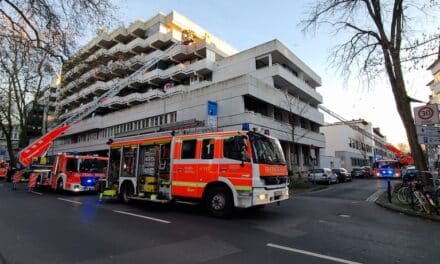 Eine Person stirbt bei Brand in Seniorenresidenz in Unterbilk