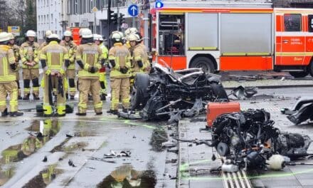 Update zu unserem Artikel von 12:50 Uhr: Schwerer Verkehrsunfall in Golzheim – Feuerwehr befreit Insassen aus PKW, mehrere Verletzte, ein Mensch verstorben