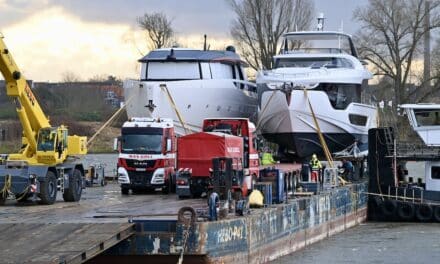 die größte Yacht der boot 2025, die Sanlorenzo SP92, 27,95 Meter lang und 105 Tonnen schwer, abgeladen. Sie kostet ca. 9,7 Millionen