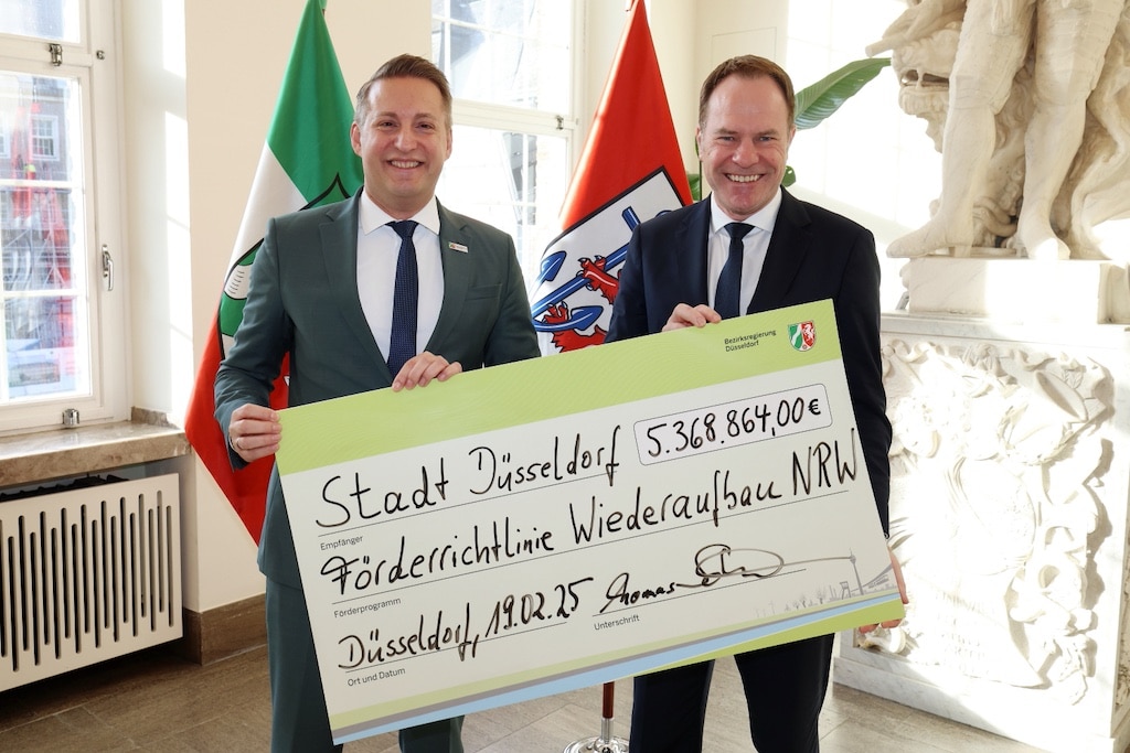 Regierungspräsident Thomas Schürmann überreichte OB Dr. Stephan Keller am Mittwoch, 19. Februar 2025, einen Förderbescheid in Höhe von rund 5,4 Millionen Euro für den Wiederaufbau,(c)Landeshauptstadt Düsseldorf/David Young