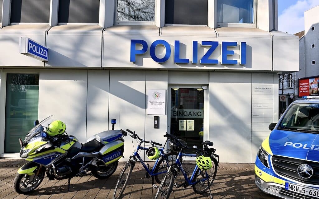 Radfahrer flüchtet vor Polizei, stürzt und verletzt sich schwer
