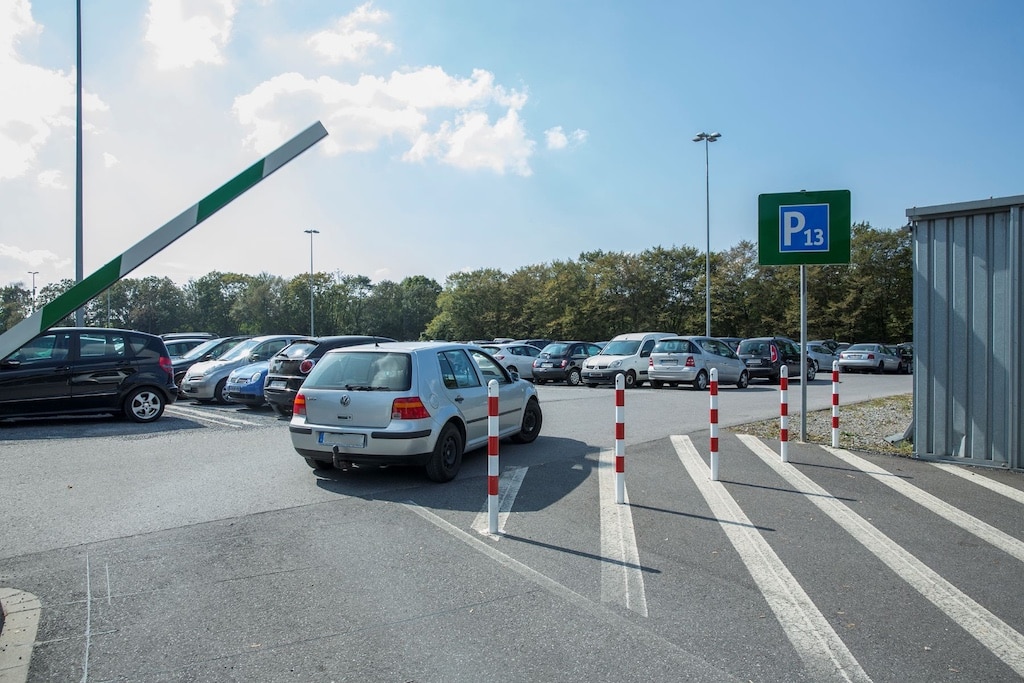 Wer mit dem Auto zum Düsseldorfer Karneval will, parkt ganz entspannt auf demParkplatz P13 am Düsseldorfer Flughafen (  © Flughafen Düsseldorf / Andreas
Wiese ).