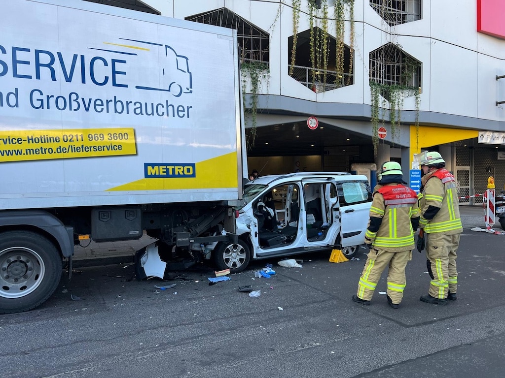 PKW fährt unter einem parkenden LKW © Lokalbüro