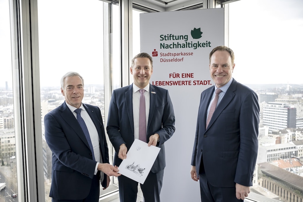 Stefan Dahm (Vorstandsvorsitzender Stadtsparkasse Düsseldorf), Regierungspräsident Thomas Schürmann und Oberbürgermeister Dr. Stephan Keller. © Andreas Endermann