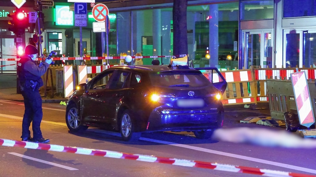 Neben dem Auto liegt eine erschossene Person © Patrick Schüller