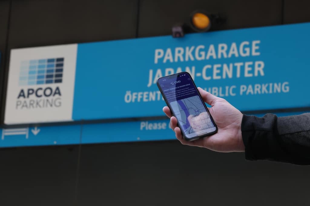 Das Pilotprojekt "Feierabend-Parken" der Landeshauptstadt Düsseldorf wird nun um die zwei Projektpartner Apcoa und Q-Park erweitert. In deren Parkhäusern, wie hier am Japan-Center, ist nun ein erhebliches Parkkontingent hinzugewonnen worden. © Connected Mobility Düsseldorf