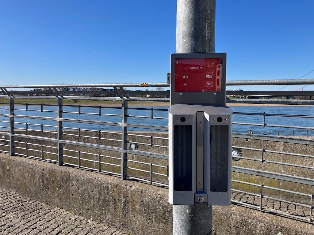 Abstimmaschenbecher am Burgplatz: Die Landeshauptstadt will wegen der Zigaretten mit einem "Abstimmaschenbecher" spielerisch das Bewusstsein für die Umwelt schärfen und das Erscheinungsbild verbessern. © Landeshauptstadt Düsseldorf/Umweltamt