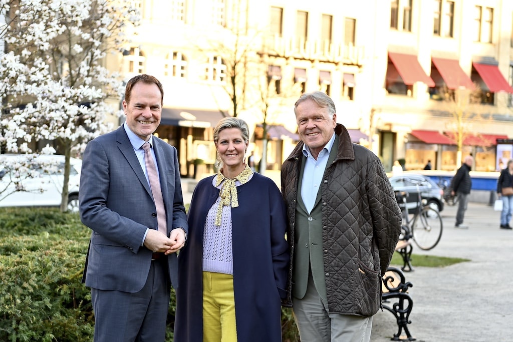 Oberbürgermeister Dr. Stephan Keller (r.), Andrea Greuner (M.), Geschäftsführerin der IG Kö, und Peter Wienen, Vorsitzender der IG Kö, beim Frühjahrsputz an der Kö. Der Frühjahrsputz ist nur eine von vielen weiteren Maßnahmen  © Lokalbüro