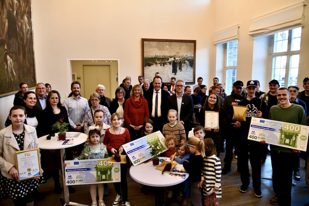 Oberbürgermeister Dr. Stephan Keller (M.), Renate Böhm (M.l.), Vorsitzende von Pro Düsseldorf, und Dominic McVey (M.r.), Deutsche Postcode Lotterie DT gGmbH, mit den Gewinnerinnen und Gewinnern der drei Goldenen Besen: Die Düsseldorfer © Lokalbüro